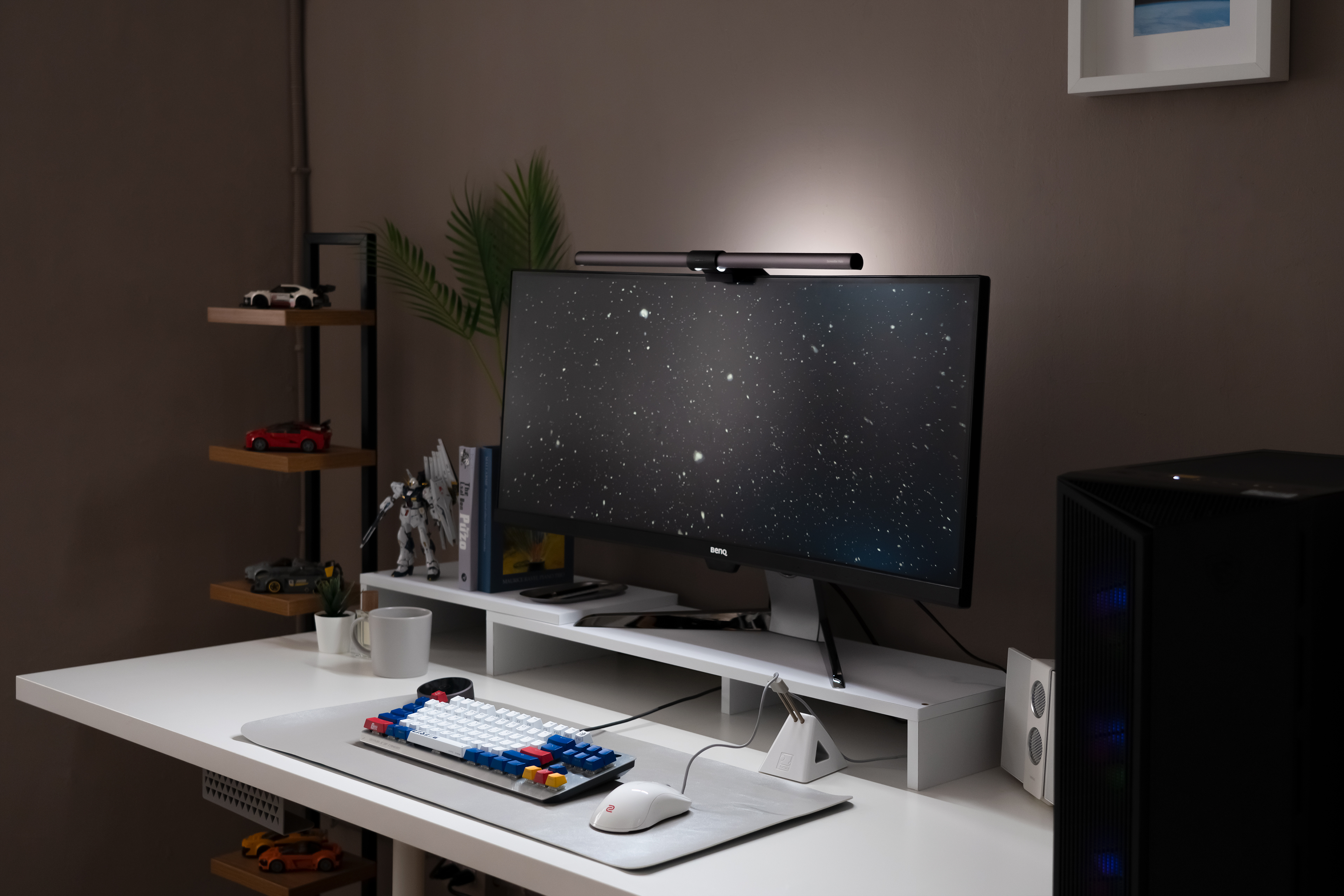 BenQ Lighting UK on X: The monitor light you wish you knew earlier😍 With  the built-in ambient light sensor, ScreenBar Halo intelligently adjusts to  500 lux brightness level according to the surrounding