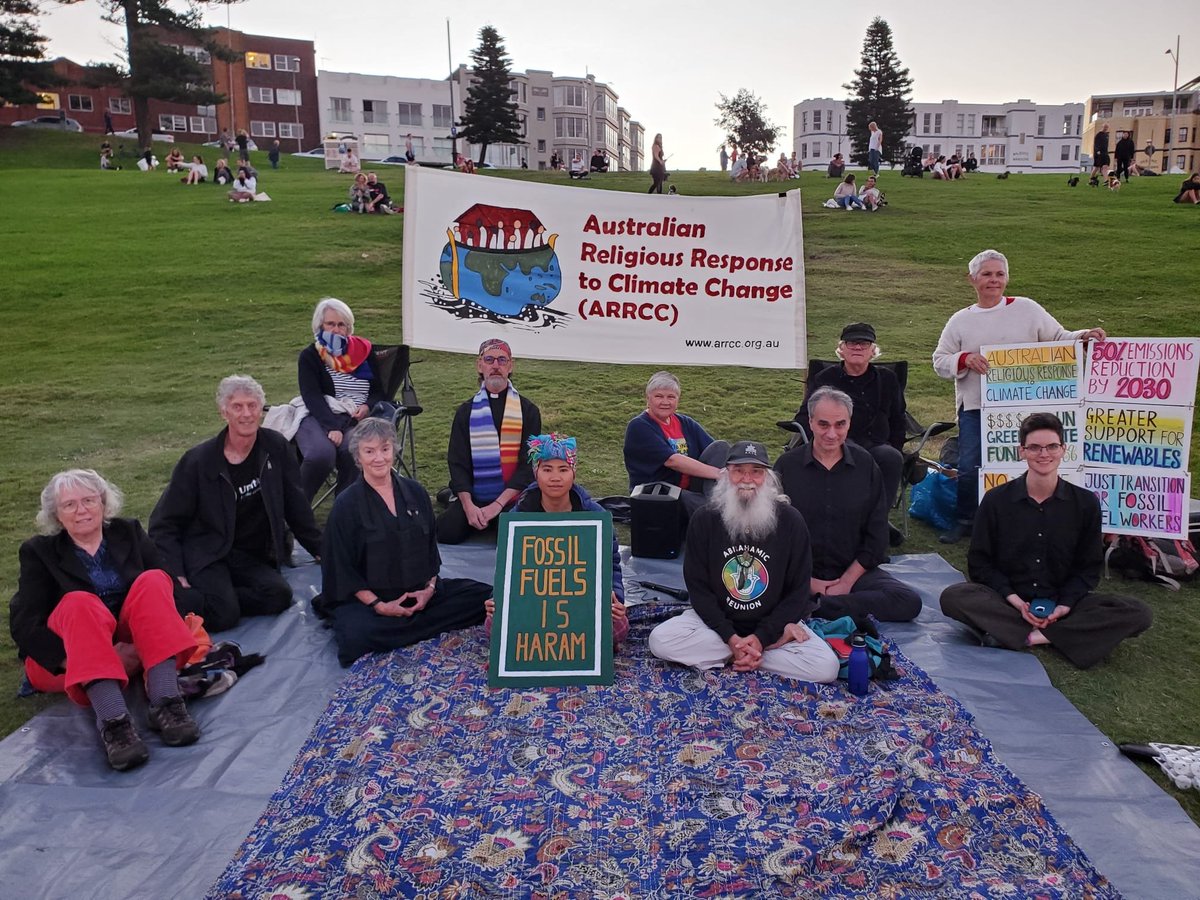 arrcc1's tweet photo. Our team in Wentworth held a moonrise vigil at Bondi Beach for people who have been campaigning hard for climate justice. No corflute battles: whoever takes the seat must act decisively and urgently for deep, economy-wide emissions cuts.
@DaveSharma 
@spenderallegra 
#ausvotes https://t.co/Uuhibz4lj9