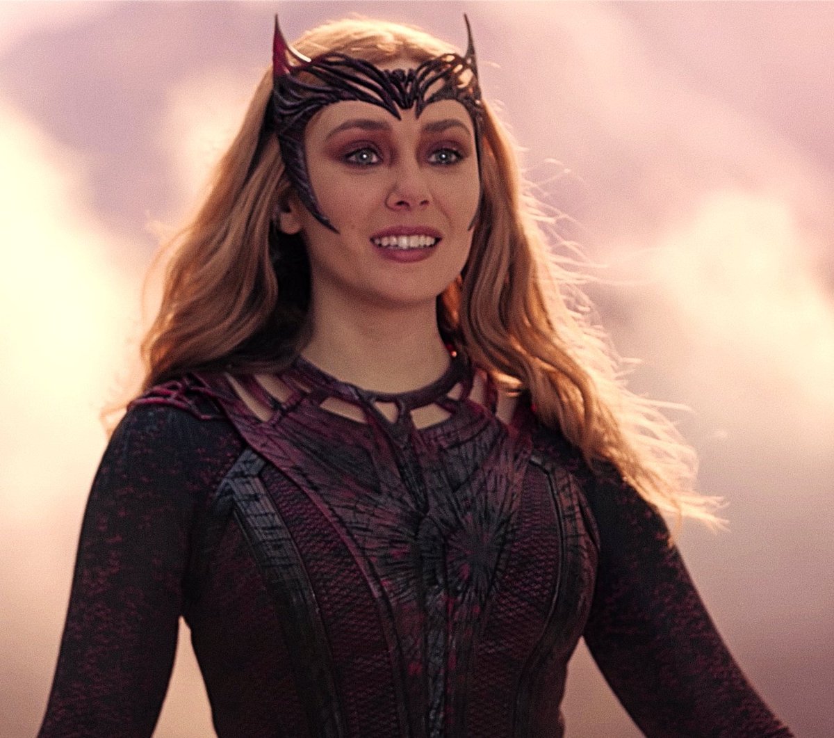 LizzieOlsenMex's tweet photo. STRANGE: Wanda, es justificable que estés enojada. Has tenido que hacer terribles sacrificios.

THE SCARLET WITCH: Hice un agujero a través de la cabeza del hombre que amaba. Y no significó nada. No me hables de sacrificio, Stephen Strange! https://t.co/0rnm1i7NqW
