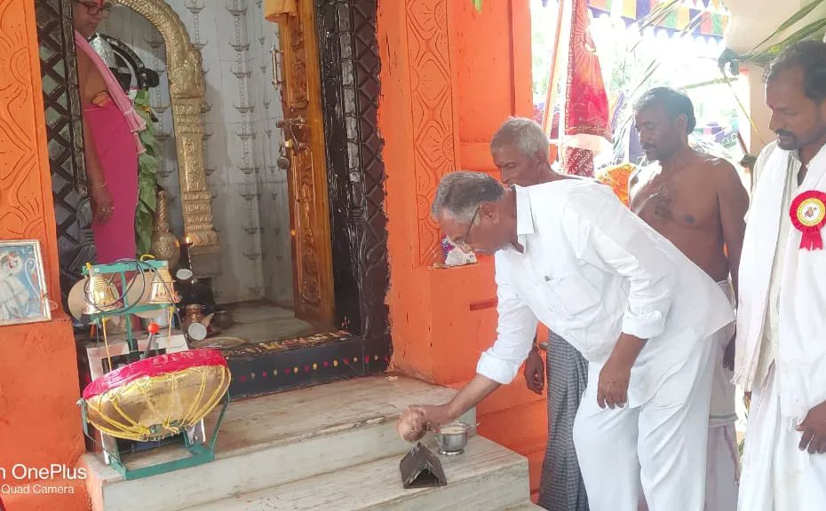 brs_peddapalli's tweet photo. పెద్దపల్లి నియోజకవర్గం ఓదెల మండలం గూడెం గ్రామంలో SDF ద్వారా 12.60 లక్షల నిధులతో నిర్మించిన అంతర్గత సీసీ రోడ్ల ప్రారంభం మరియు పంచముఖ ఆంజనేయ స్వామి ఆలయ ఐదవ వ వార్షికోత్సవంలో పాల్గొన్న గౌరవ ఎమ్మెల్యే దాసరి మనోహర్ రెడ్డి @dasari_manohar గారు
#CCRoads #Julapally #Peddapalli
@KTRTRS https://t.co/P5gGwI7lJx