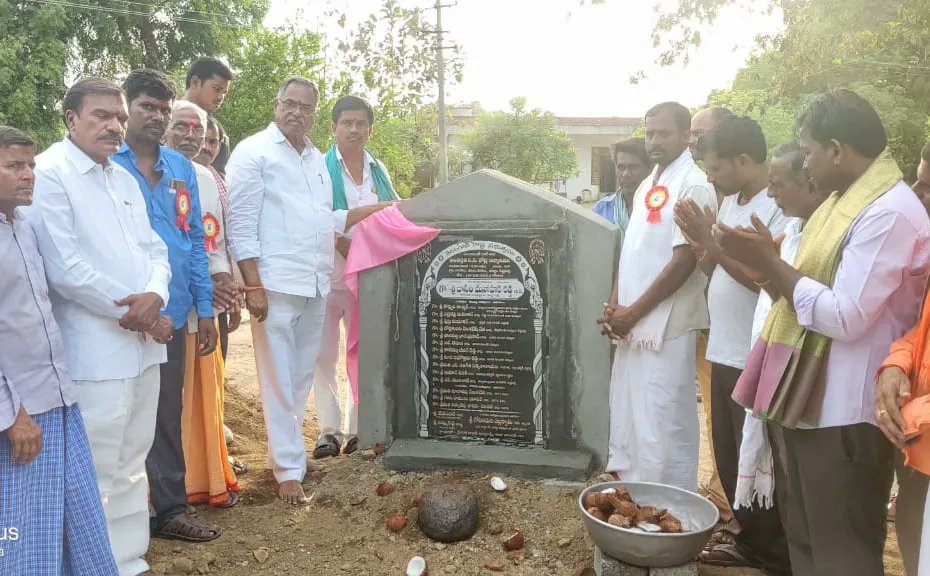 brs_peddapalli's tweet photo. పెద్దపల్లి నియోజకవర్గం ఓదెల మండలం గూడెం గ్రామంలో SDF ద్వారా 12.60 లక్షల నిధులతో నిర్మించిన అంతర్గత సీసీ రోడ్ల ప్రారంభం మరియు పంచముఖ ఆంజనేయ స్వామి ఆలయ ఐదవ వ వార్షికోత్సవంలో పాల్గొన్న గౌరవ ఎమ్మెల్యే దాసరి మనోహర్ రెడ్డి @dasari_manohar గారు
#CCRoads #Julapally #Peddapalli
@KTRTRS https://t.co/P5gGwI7lJx