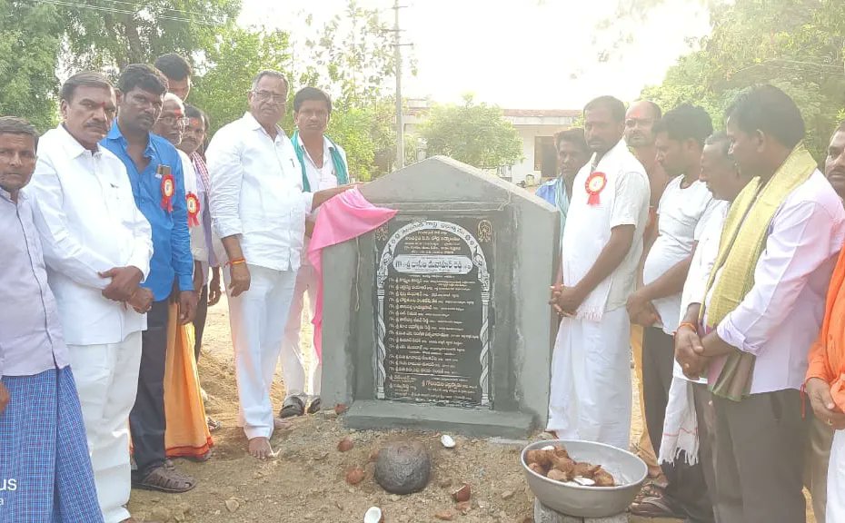 brs_peddapalli's tweet photo. పెద్దపల్లి నియోజకవర్గం ఓదెల మండలం గూడెం గ్రామంలో SDF ద్వారా 12.60 లక్షల నిధులతో నిర్మించిన అంతర్గత సీసీ రోడ్ల ప్రారంభం మరియు పంచముఖ ఆంజనేయ స్వామి ఆలయ ఐదవ వ వార్షికోత్సవంలో పాల్గొన్న గౌరవ ఎమ్మెల్యే దాసరి మనోహర్ రెడ్డి @dasari_manohar గారు
#CCRoads #Julapally #Peddapalli
@KTRTRS https://t.co/P5gGwI7lJx