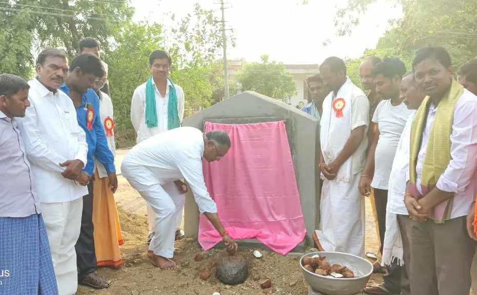 brs_peddapalli's tweet photo. పెద్దపల్లి నియోజకవర్గం ఓదెల మండలం గూడెం గ్రామంలో SDF ద్వారా 12.60 లక్షల నిధులతో నిర్మించిన అంతర్గత సీసీ రోడ్ల ప్రారంభం మరియు పంచముఖ ఆంజనేయ స్వామి ఆలయ ఐదవ వ వార్షికోత్సవంలో పాల్గొన్న గౌరవ ఎమ్మెల్యే దాసరి మనోహర్ రెడ్డి @dasari_manohar గారు
#CCRoads #Julapally #Peddapalli
@KTRTRS https://t.co/P5gGwI7lJx