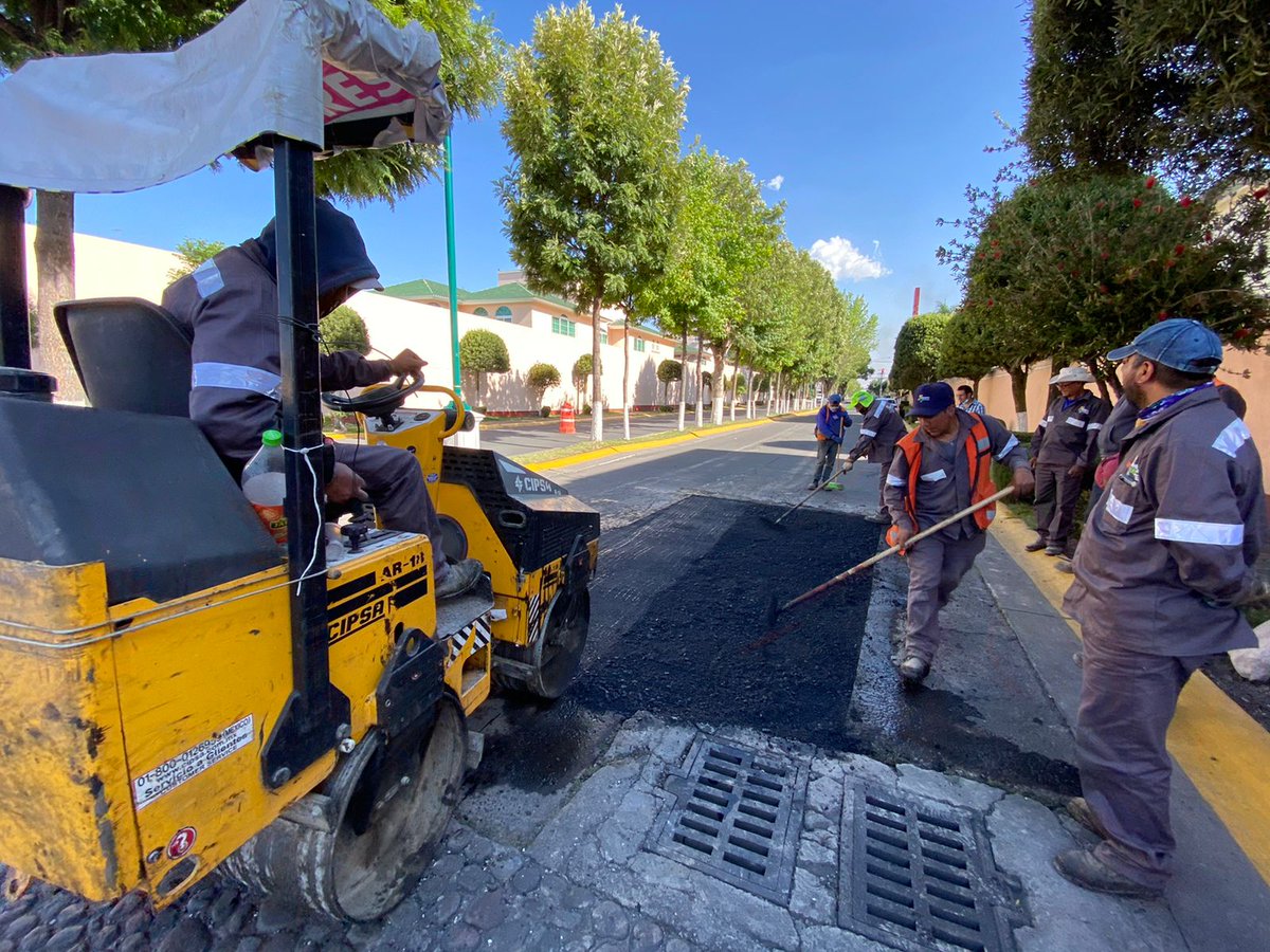 ObrasPublicas22's tweet photo. La ejecución de bacheo es una de las actividades prioritarias
¡Hoy #Lunes!📍Real de Arcos entre Leona Vicario y Benito Juárez
#JuntosJalamosMejor https://t.co/V09VoYFLWv