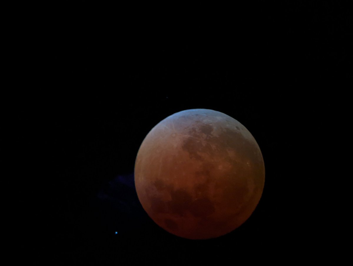 bytesaber_'s tweet image. Lunar Eclipse of 2022. To my surprise, aiming the camera on my phone into the telescope 🔭 eyepiece worked well. #LunarEclipse