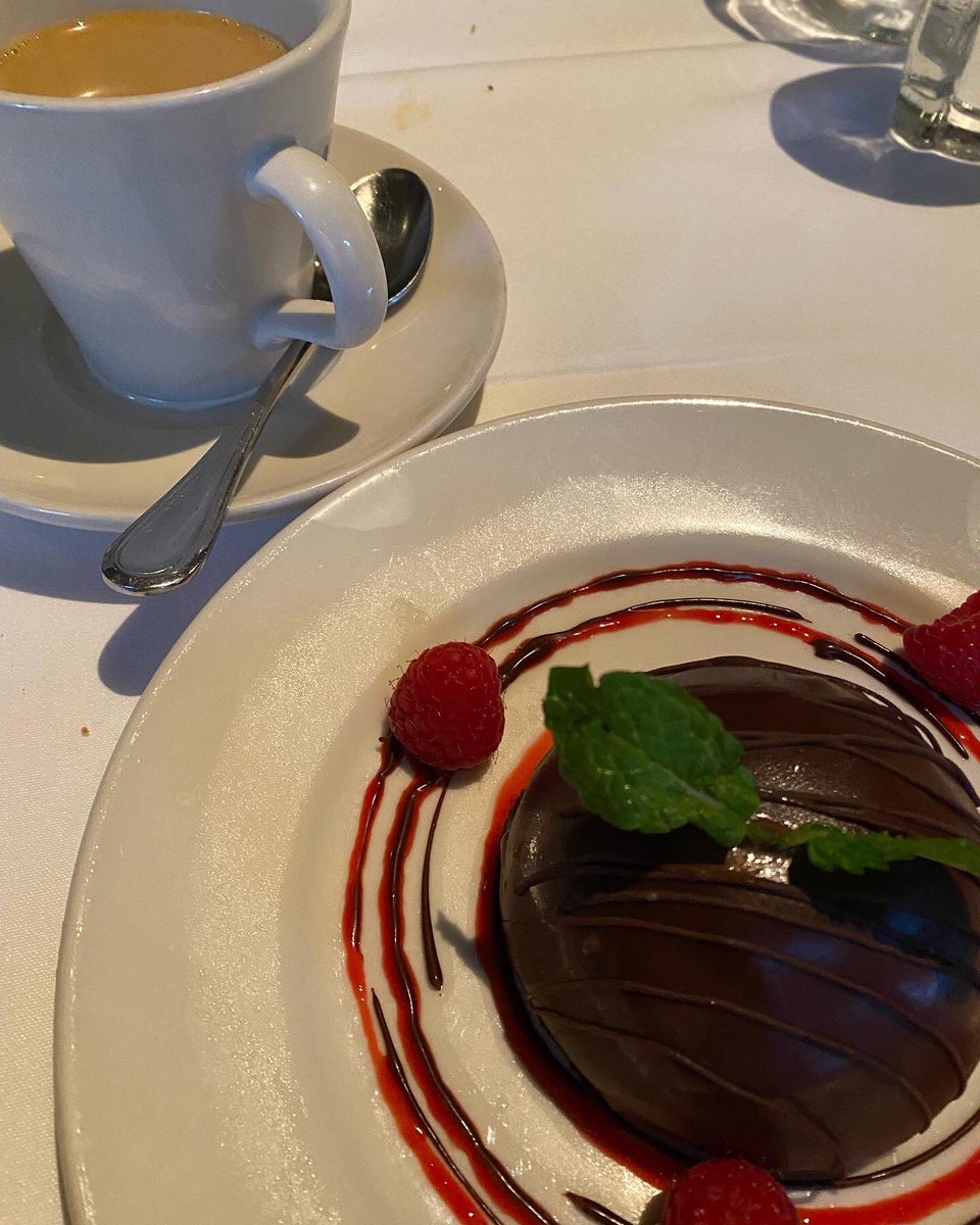 chefaudreyb's tweet photo. Mom’s favorite #glutenfree dinner in #NOLA is always @gwfins We we’re too hungry to take pics of apps, but here are salads, entrees, and desserts. Always delicious. #celiac #TopChefJr https://t.co/23551erVIL