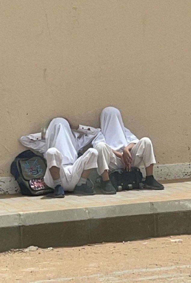 amerwna's tweet photo. صحيفة عكاظ : سجلت جدة اعلى درجات الحرارة والطلاب والطالبات يخففون حرارة الشمس بالماء والحقائب المدرسية. #وزارة_التعليم #الترم_الثالث https://t.co/mT29iyLVVY
