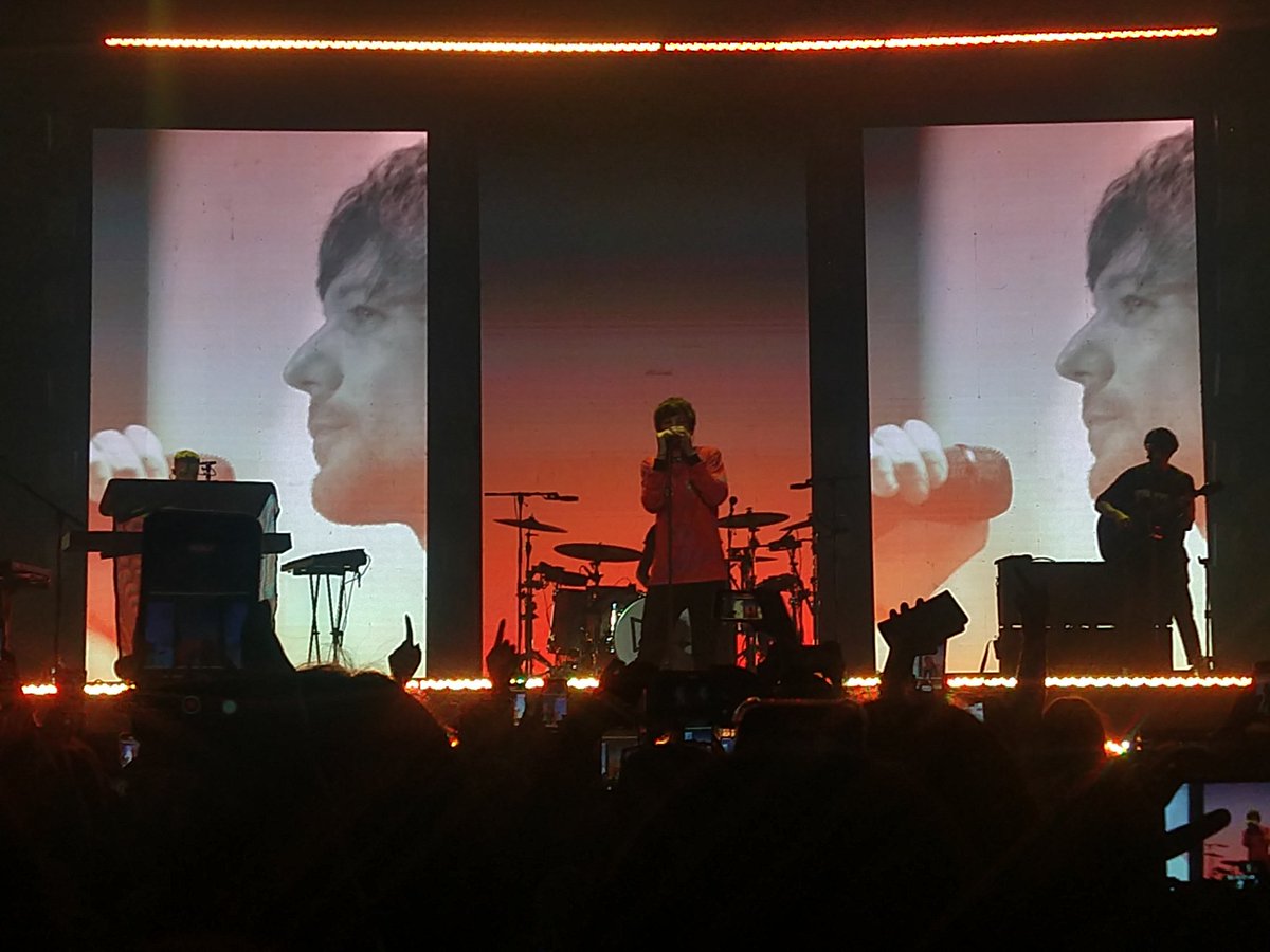 Trini2808's tweet photo. Am estas son la únicas fotos decentes q tome de Louis hoy svshjsks https://t.co/wCQRyGBsqe