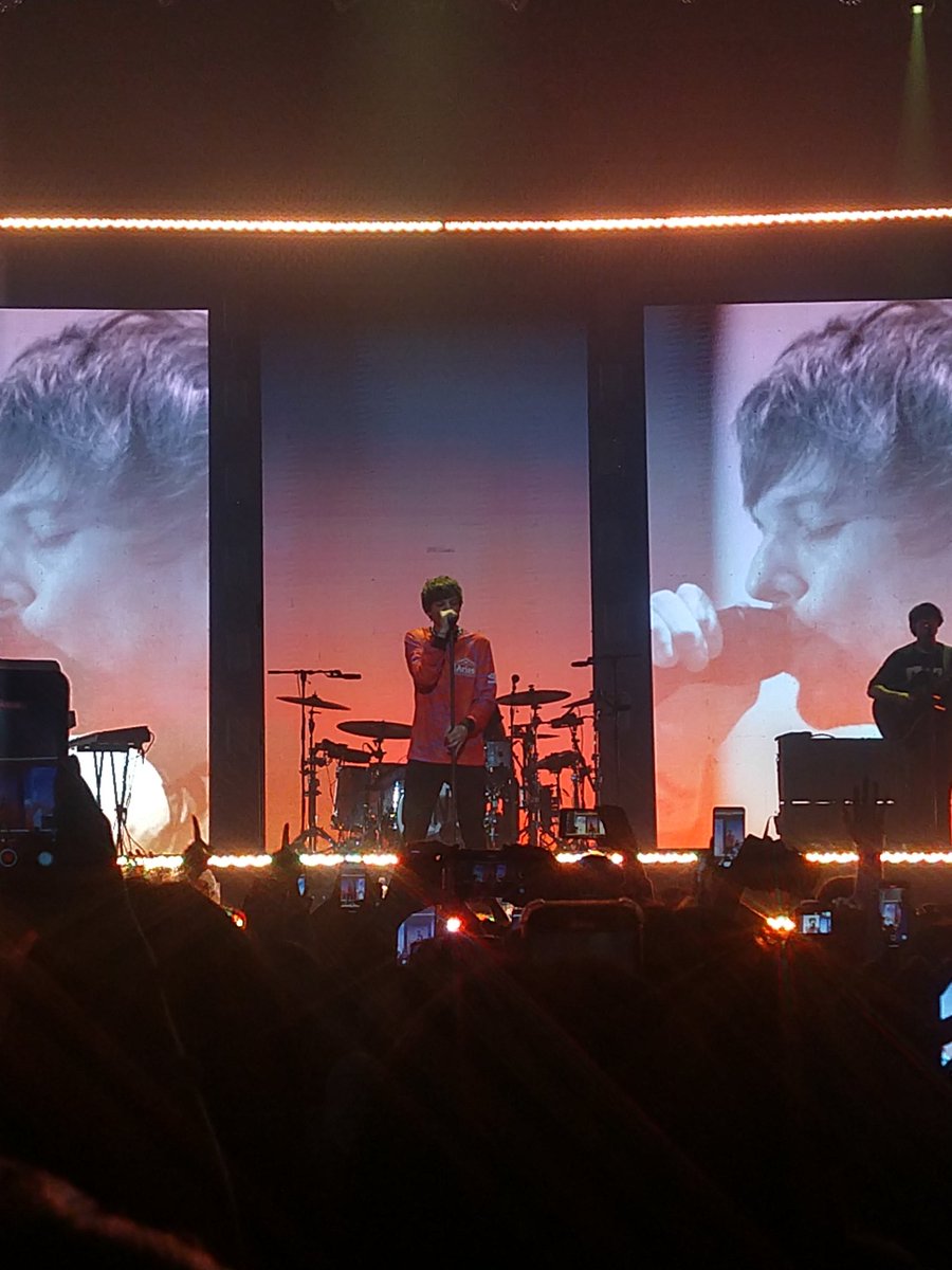 Trini2808's tweet photo. Am estas son la únicas fotos decentes q tome de Louis hoy svshjsks https://t.co/wCQRyGBsqe
