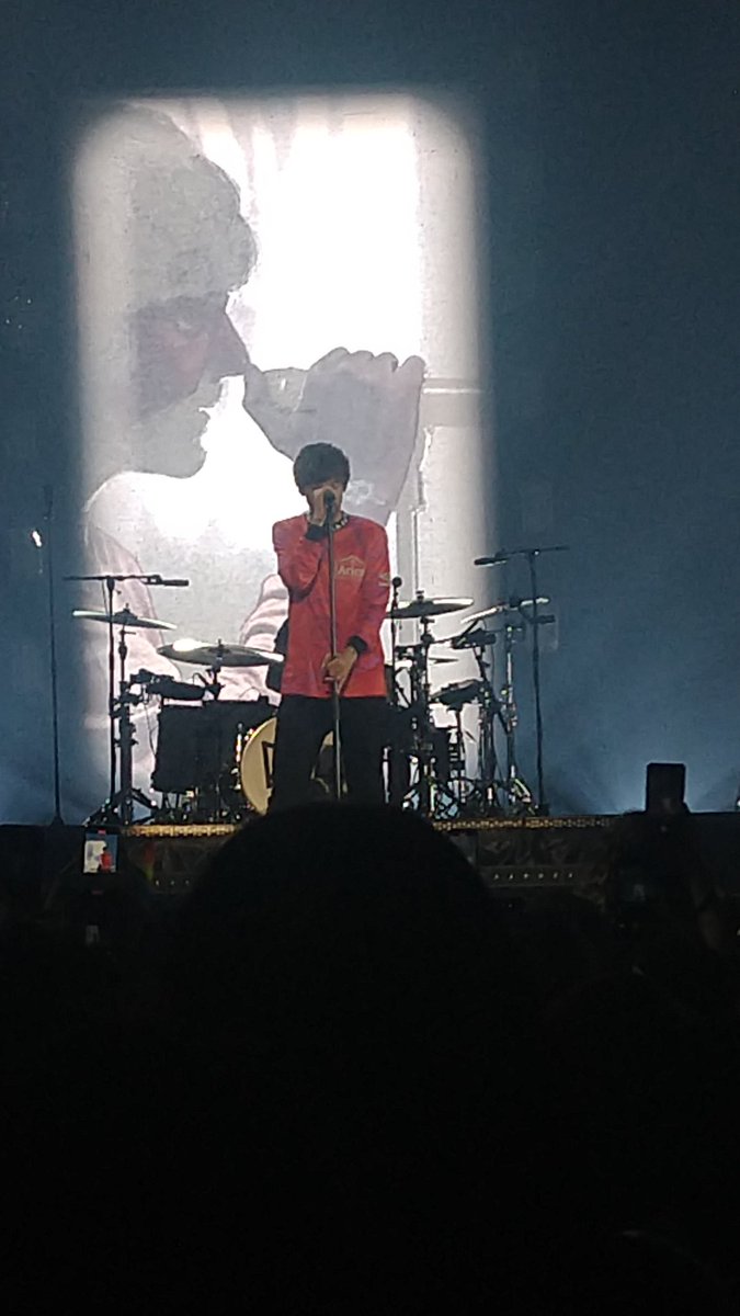 Trini2808's tweet photo. Am estas son la únicas fotos decentes q tome de Louis hoy svshjsks https://t.co/wCQRyGBsqe