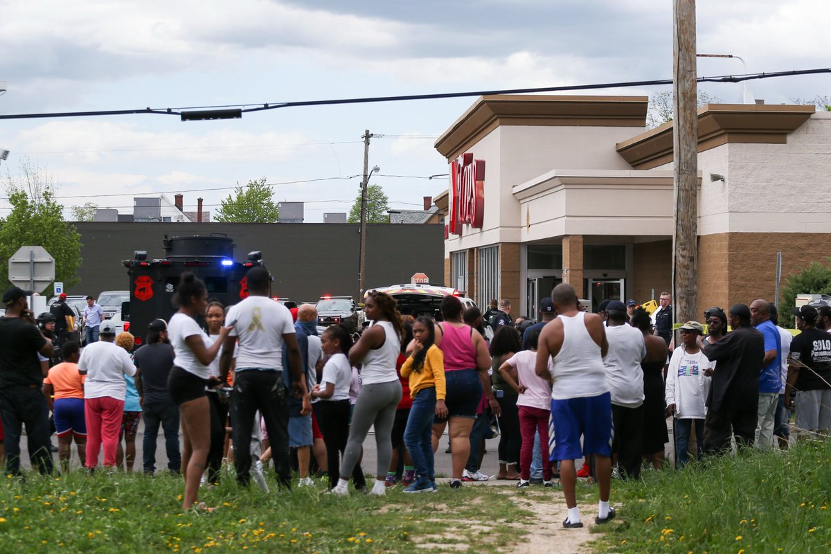 Anaganoris1's tweet photo. A tragic event has happened at BUFFALO, N.Y. Supermarket, 13 dead by gun shoots..... head to the link in our bio to read more on today's blog.

#blog #blogger #bloggerstyle #blogueira #bloggerlife #story #storywakekinian #storywakeren #storytellingmama #buffalo #buffaloshooting https://t.co/JQ67tfHwN8