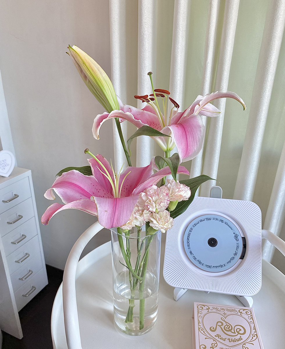 cham__bucket's tweet photo. mornings at my bedside💘⛅️🌷 https://t.co/wtaLqIVTEn