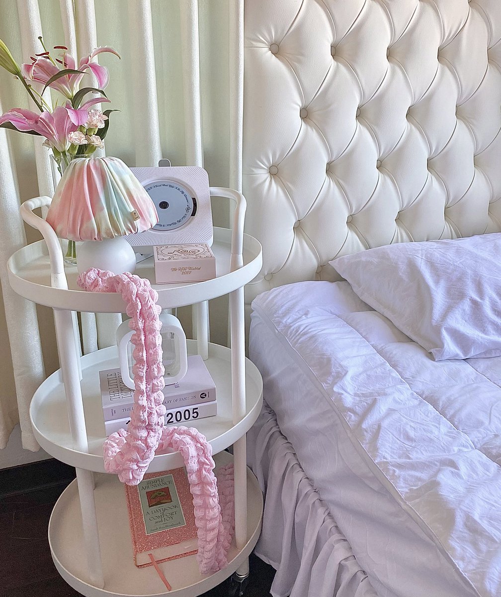 cham__bucket's tweet photo. mornings at my bedside💘⛅️🌷 https://t.co/wtaLqIVTEn