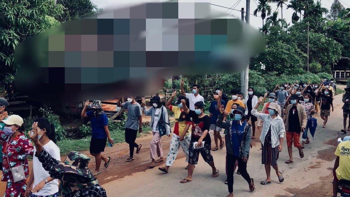 spring_2021's tweet photo. Basic Education Students Union And Locals from LaungLon Tsp marched on streets to protest against Military Dictatorship.

#WhatsHappeningInMyanmar
#WarCrimesOfJunta
#2022May17Coup https://t.co/E1v788rvJC
