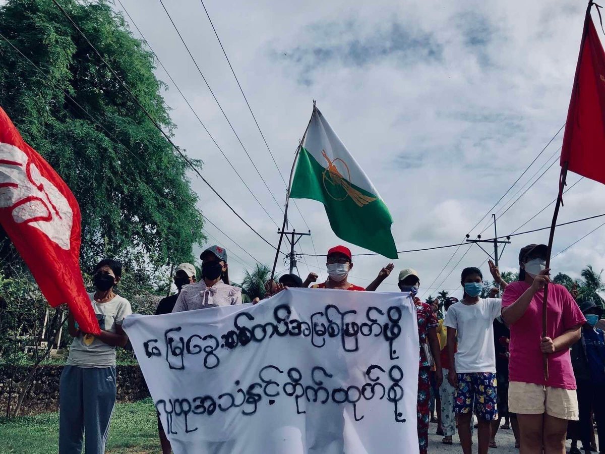 spring_2021's tweet photo. Basic Education Students Union And Locals from LaungLon Tsp marched on streets to protest against Military Dictatorship.

#WhatsHappeningInMyanmar
#WarCrimesOfJunta
#2022May17Coup https://t.co/E1v788rvJC