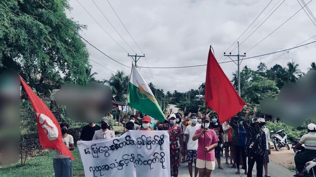 spring_2021's tweet photo. Basic Education Students Union And Locals from LaungLon Tsp marched on streets to protest against Military Dictatorship.

#WhatsHappeningInMyanmar
#WarCrimesOfJunta
#2022May17Coup https://t.co/E1v788rvJC