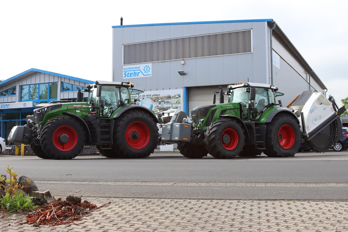 profiMagazin's tweet photo. Ein #Fendt 939 und Fendt 1046 mit einer #Stehr Grabenfräse. https://t.co/46XynNFESF