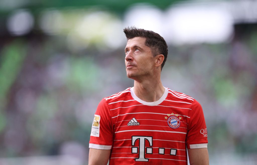 FabrizioRomano's tweet photo. Despite Paris Saint-Germain and Chelsea interest since last summer, Robert Lewandowski’s priority is only Barcelona as things stand. 🔴🇵🇱 #FCB

His agent Zahavi is giving priority to Barça too, three year deal already on the table - but still waiting for the clubs to discuss. https://t.co/bndHYtZcAD