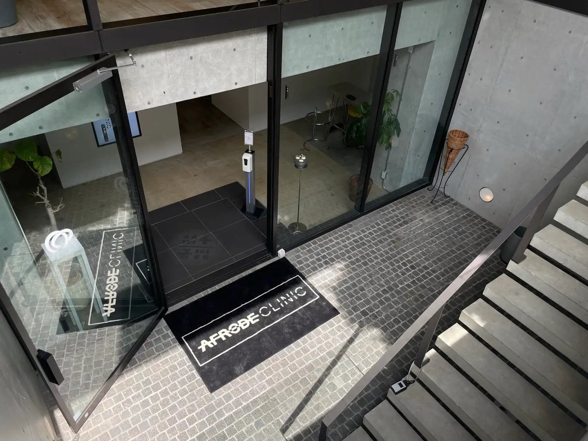 NftPinuts's tweet image. 特定のNFTを持つと割引があるクリニックが登場

⚡表参道にある美容クリニック
⚡第一弾はアーティスト福島滉平氏によるNFT「バケットベア」  @bucketbears
⚡ 受付窓口で対象NFTの提示で一律10%OFFで治療を提供

院内には多くのアート作品が展示されている✨
afrode-clinic.art/information/in…