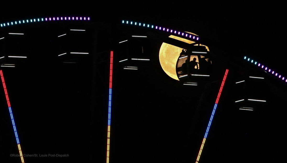 kodacohen's tweet image. For those of us who slept through the lunar eclipse. Behold, the moon enters its waning gibbous phase without a fancy name, as seen tonight by riders on the St. Louis Wheel.