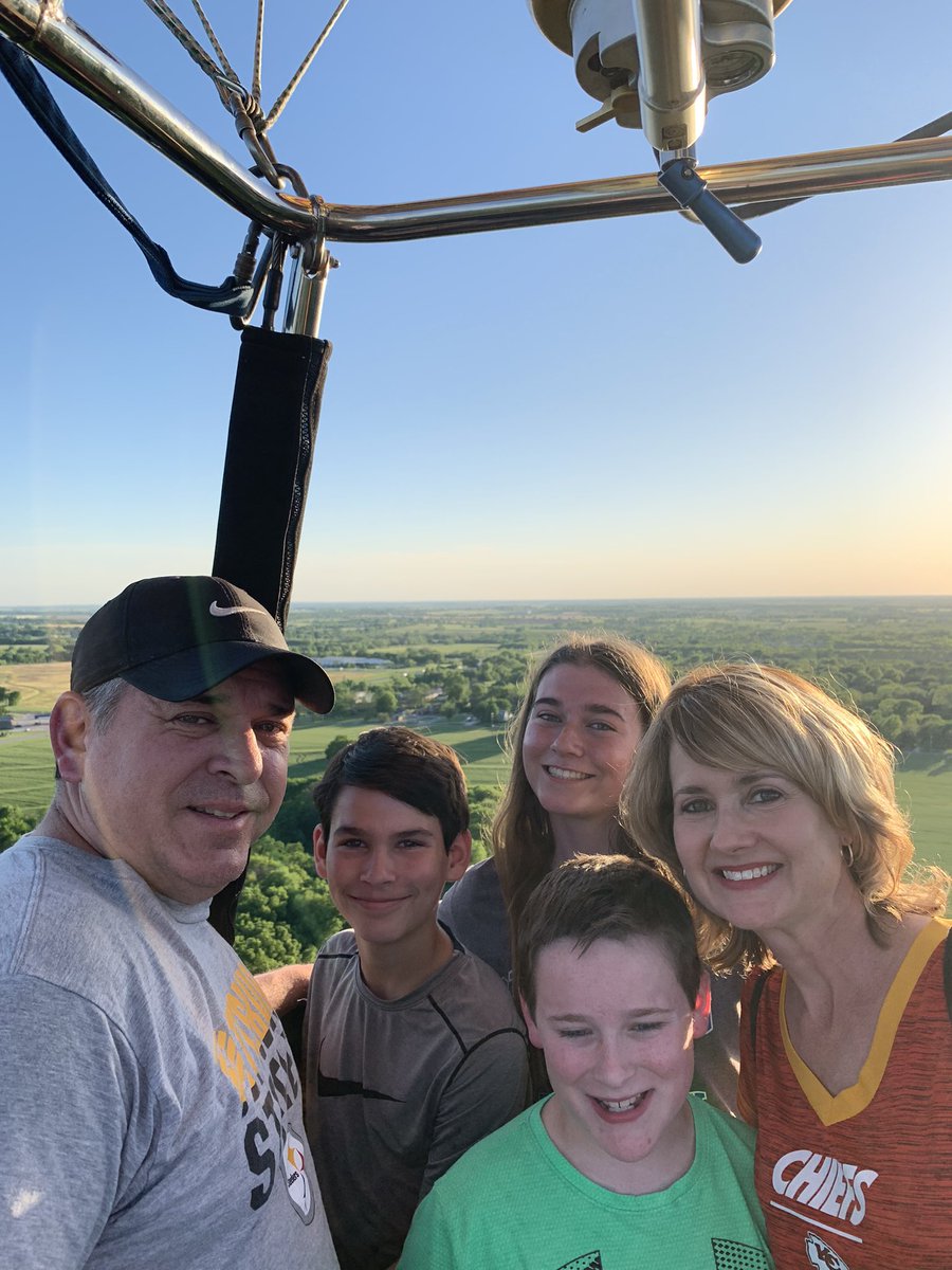 OldWorldballoon's tweet photo. Another great OWB evening! #inflightselfieoftheday #OWB #flykansas https://t.co/Mz3U6Jwzvk