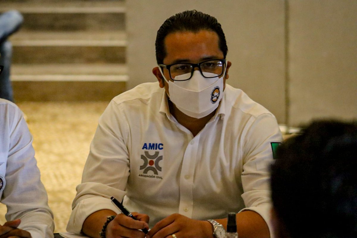 AmicOaxaca1's tweet photo. La transformación de Oaxaca va de la mano de las y los constructores oaxaqueños con propuestas sólidas para construir un estado próspero, equitativo e incluyente.
#ForosPorElFuturoDeOaxaca
#SomosAMIC
#ConstruyamosOaxaca
@ruedamarz
@JavierPorOaxaca
@RaulRuizRobles https://t.co/ftu3C1gqPJ