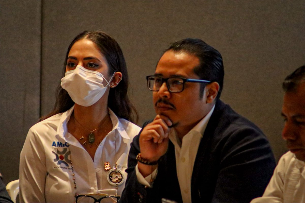AmicOaxaca1's tweet photo. La transformación de Oaxaca va de la mano de las y los constructores oaxaqueños con propuestas sólidas para construir un estado próspero, equitativo e incluyente.
#ForosPorElFuturoDeOaxaca
#SomosAMIC
#ConstruyamosOaxaca
@ruedamarz
@JavierPorOaxaca
@RaulRuizRobles https://t.co/ftu3C1gqPJ