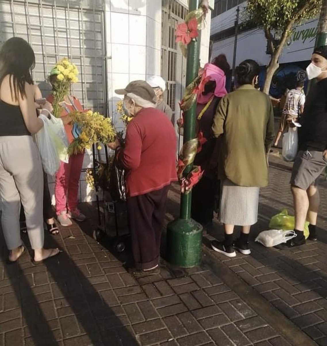 ticnt_'s tweet photo. La abuelita Rosa tiene 80 años y recoge lo que encuentra en el mercado para lavarlo y poder comer. La desalojaron y ahora duerme en el piso de una habitación. La meta es conseguirle un cuarto cerca a surquillo porque ella quiere seguir trabajando (Mercado 1). Todo suma https://t.co/kOW7WQ82lV