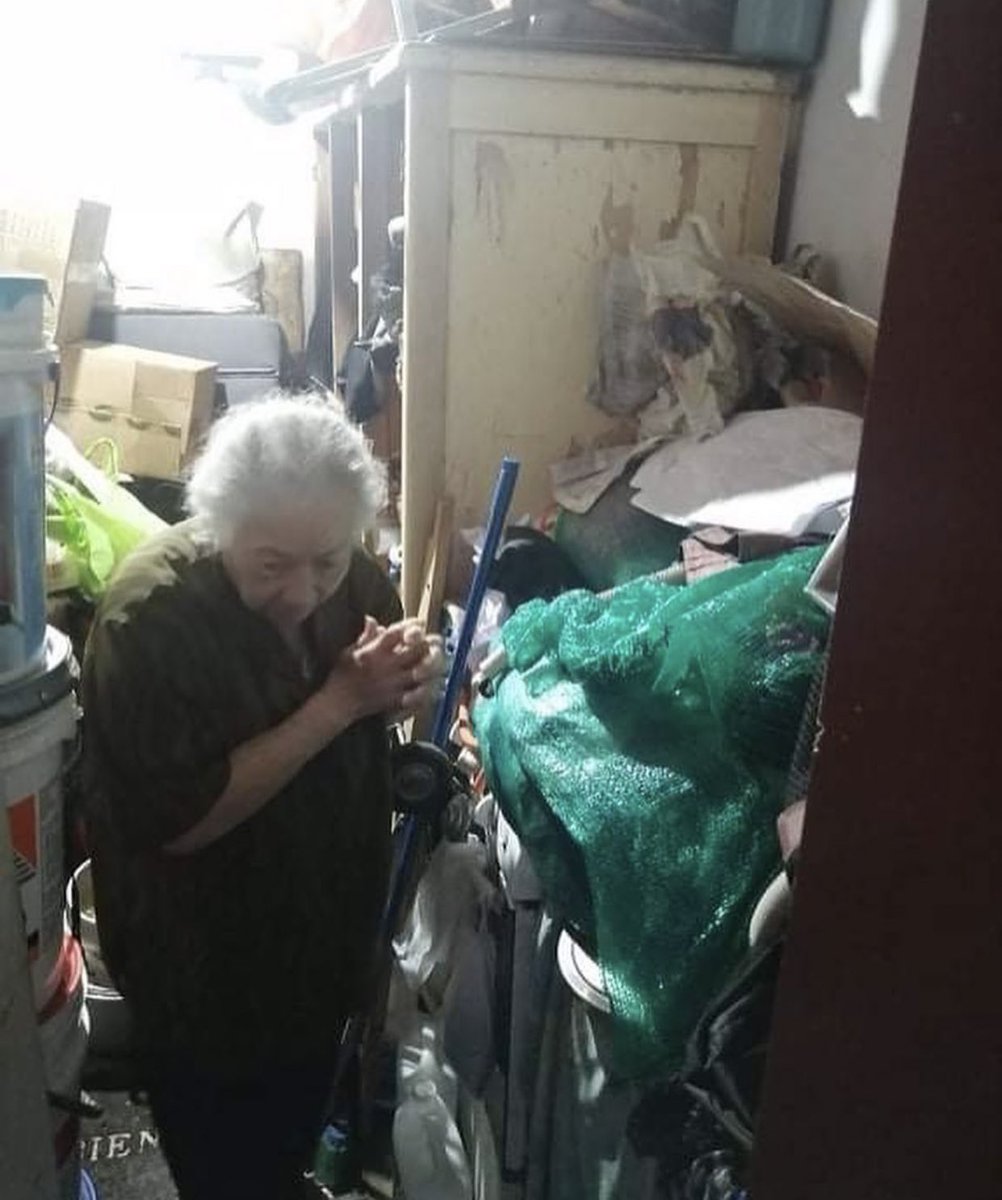 ticnt_'s tweet photo. La abuelita Rosa tiene 80 años y recoge lo que encuentra en el mercado para lavarlo y poder comer. La desalojaron y ahora duerme en el piso de una habitación. La meta es conseguirle un cuarto cerca a surquillo porque ella quiere seguir trabajando (Mercado 1). Todo suma https://t.co/kOW7WQ82lV