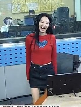 HYOYEON_Updates's tweet photo. Choi Hwa Jung asking hyoyeoj to pose

' so wonderful, so pretty'

Hwa Jung unnie asking who stylist her today
Hyo said she style herself today https://t.co/yO0sYJ06rN