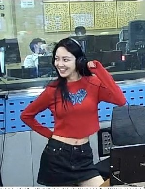 HYOYEON_Updates's tweet photo. Choi Hwa Jung asking hyoyeoj to pose

' so wonderful, so pretty'

Hwa Jung unnie asking who stylist her today
Hyo said she style herself today https://t.co/yO0sYJ06rN