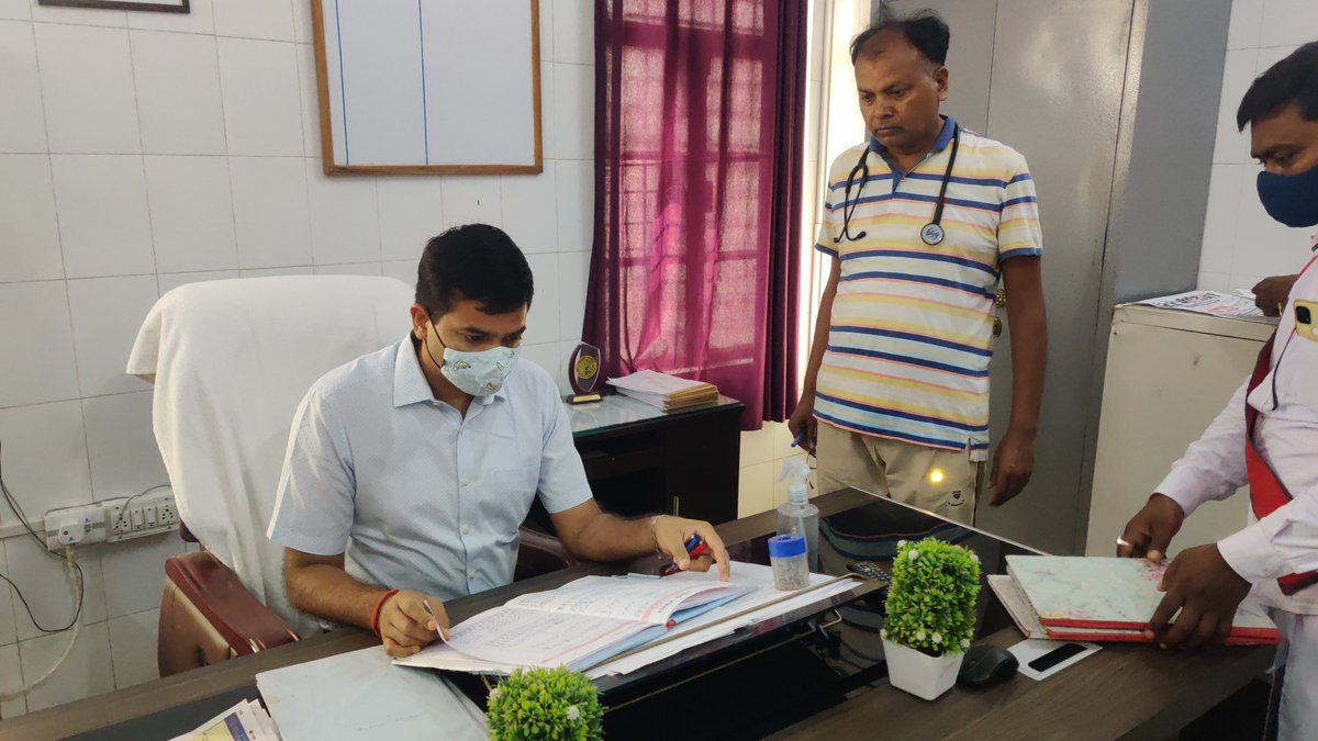 dmchandauli's tweet photo. जिलाधिकारी श्री संजीव सिंह ने संयुक्त जिला चिकित्सालय चकिया एवं प्राथमिक स्वास्थ्य केंद्र चकिया का 8:00 पूर्वान्ह में औचक निरीक्षण कर जनसामान्य की सुविधाओं को जांचा ।अनुपस्थित चिकित्सक एवं स्टाफ के एक दिन का वेतन कटौती का निर्देश दिया । https://t.co/kDQLiwR1XO