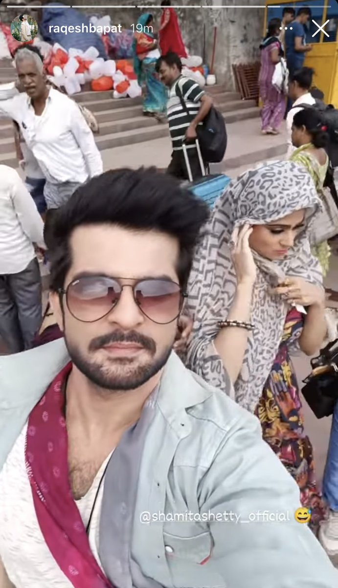 iiobsessedii's tweet photo. LMFAO, for some reason shamita is chilling on set like THIS, Raq is quietly recording her and laughing HAHAHHAHA

#ShaRa #ShamitaShetty #RaqeshBapat https://t.co/KGDpwDVjdc