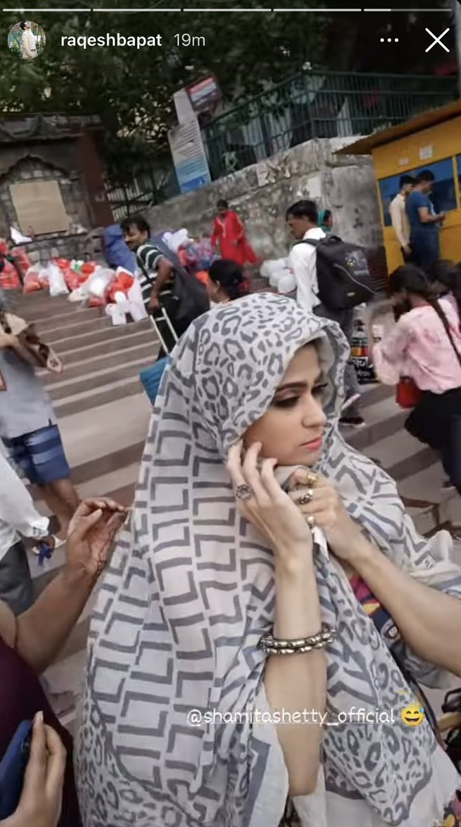 iiobsessedii's tweet photo. LMFAO, for some reason shamita is chilling on set like THIS, Raq is quietly recording her and laughing HAHAHHAHA

#ShaRa #ShamitaShetty #RaqeshBapat https://t.co/KGDpwDVjdc