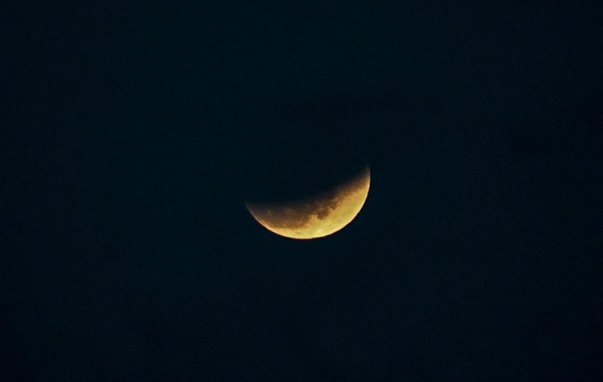 White_Guy_Tyler's tweet photo. Not the greatest pictures ever, but I attempted to take some of the lunar eclipse from Hawaii 🤙🏼 https://t.co/Ihsnjcs5AT