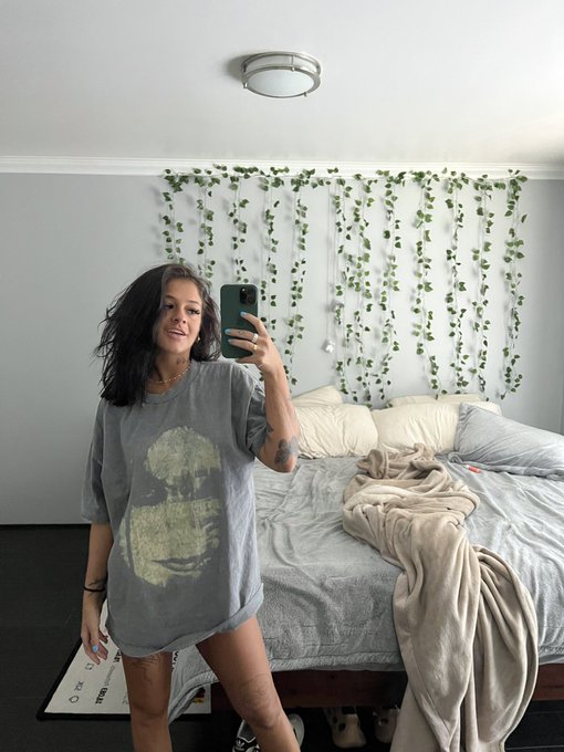 cute boy let me sleep over last night then I woke up and fucked myself since he had to go to work 🙈  https://t