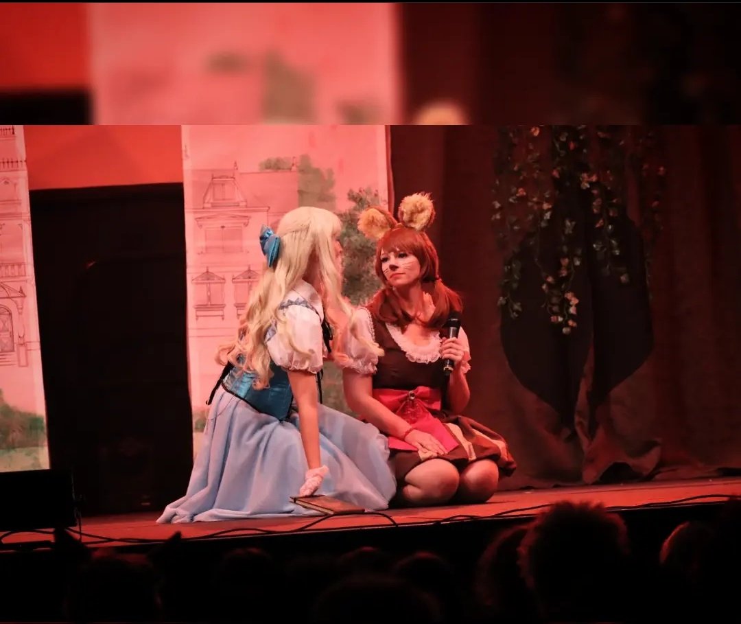 Na gut in die neue Woche gesprungen? 
Wir hoffen ihr seid besser gehopst als die Haselmaus in die Realität. Ein wahres Dreckslos, nach ihrer Meinung. 

Photo by: vaecian_photography @ instragramm

Stück: Alice im Wunderland - Mit Herz und Huhn