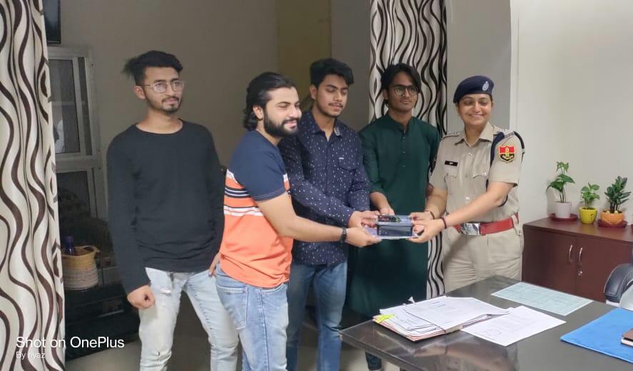 siorajasthan's tweet photo. स्टूडेंट्स इस्लामिक आर्गेनाईजेशन ऑफ इंडिया रामगंज इकाई के सदस्यों ने आर.पी.एस. श्रीमती सुमन चौधरी जी से मुलाकात की। इस अवसर पर सदस्यों ने उन्हें ईद की बधाइयाँ दी,संगठन का परिचय करवाया। और भविष्य में युवाओं के हित के लिए साथ कार्य करने का वादा भी किया। https://t.co/hd9lNpSyqf