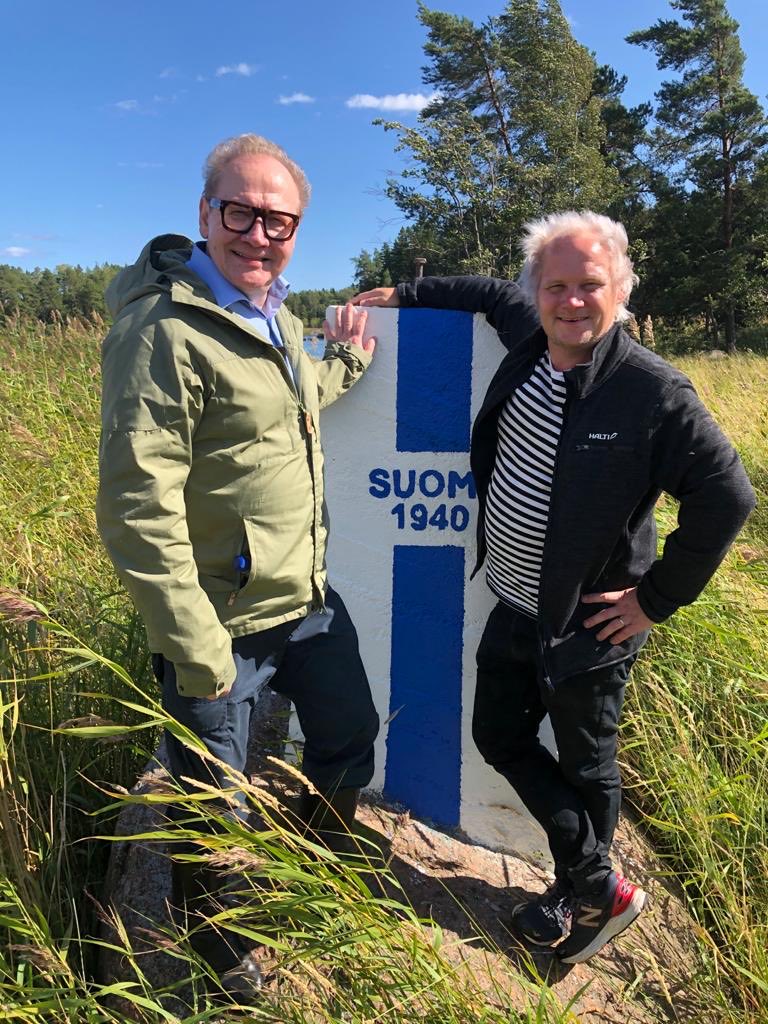 Vajaan metrin päässä Venäjästä. Varjoni taisi piipahtaa puoli metriä rajapaasin väärällä puolella.

#TervoHalme #Yleisradio #TV1 #tänäänklo21