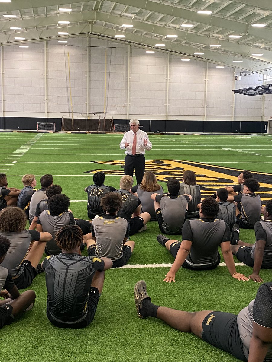CoachWilsonLOJO's tweet photo. Thank you Dr. Henry Scott for coming to talk to our Jackets today. He is Denison thru and thru and he has given his life to Denison ISD and supports our athletes. The community has great pride in our football team. Your expectations are what matters. @DenisonFB https://t.co/2ux0Mrknfb