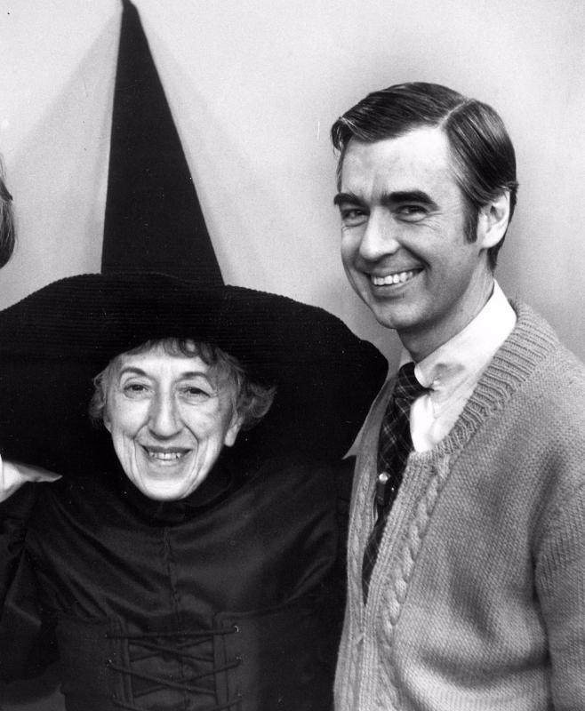 One more sweet picture of Margaret Hamilton #BOTD, In 1975 she appeared on 'Mr Rogers Neighborhood' explaining the make-believe behind the Wicked Witch of the West and how she was just a normal person underneath.  
#MrRogers  #margarethamilton #classictv