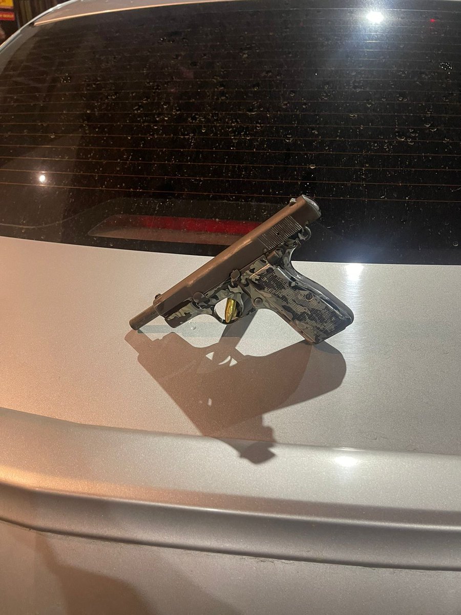 PenhaNewsRJ's tweet photo. #Pistola apreendida durante ação conjunta entre policiais do Setor de Inteligência da #UPP Pavão Pavãozinho e agentes da #13DP, na noite desta segunda-feira, em #Ipanema. https://t.co/25xgLl3jdm