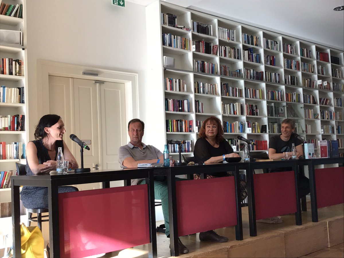 S_Krones's tweet photo. Wir schreibt man über eine Stadt? Spannende Einblicke in ihre München-Romane haben am Sonntag @LithausMUC Natalie Buchholz, Hans Pleschinski und Teresa Simon bei #readforpeace gegeben. Am aktuellsten erzählt #nataliebuchholz in ihrem Roman #unserglück @PenguinVerlag (1/2) https://t.co/GB5Wkdp84M
