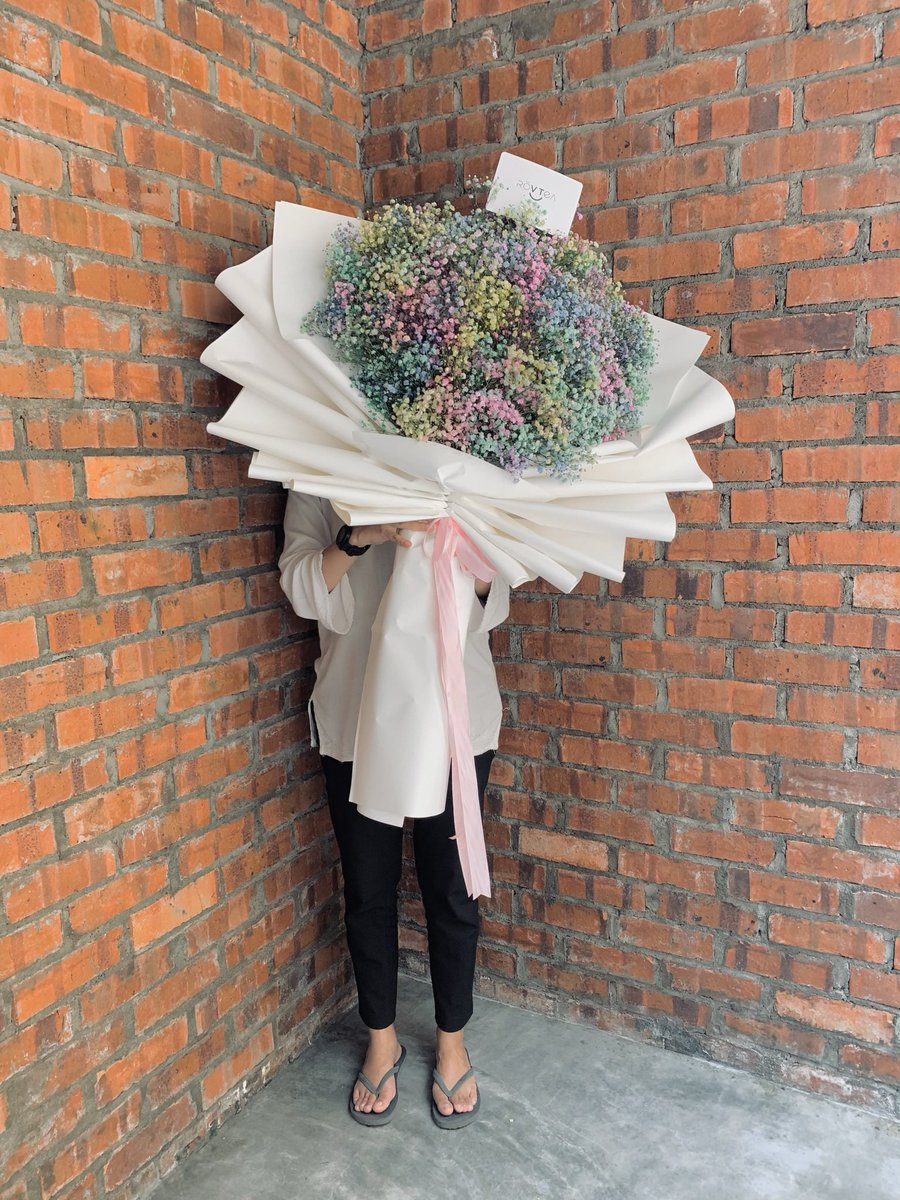 rovteas's tweet photo. Giant rainbow baby breath bouquet 🤍 https://t.co/ISWqMVaqGQ