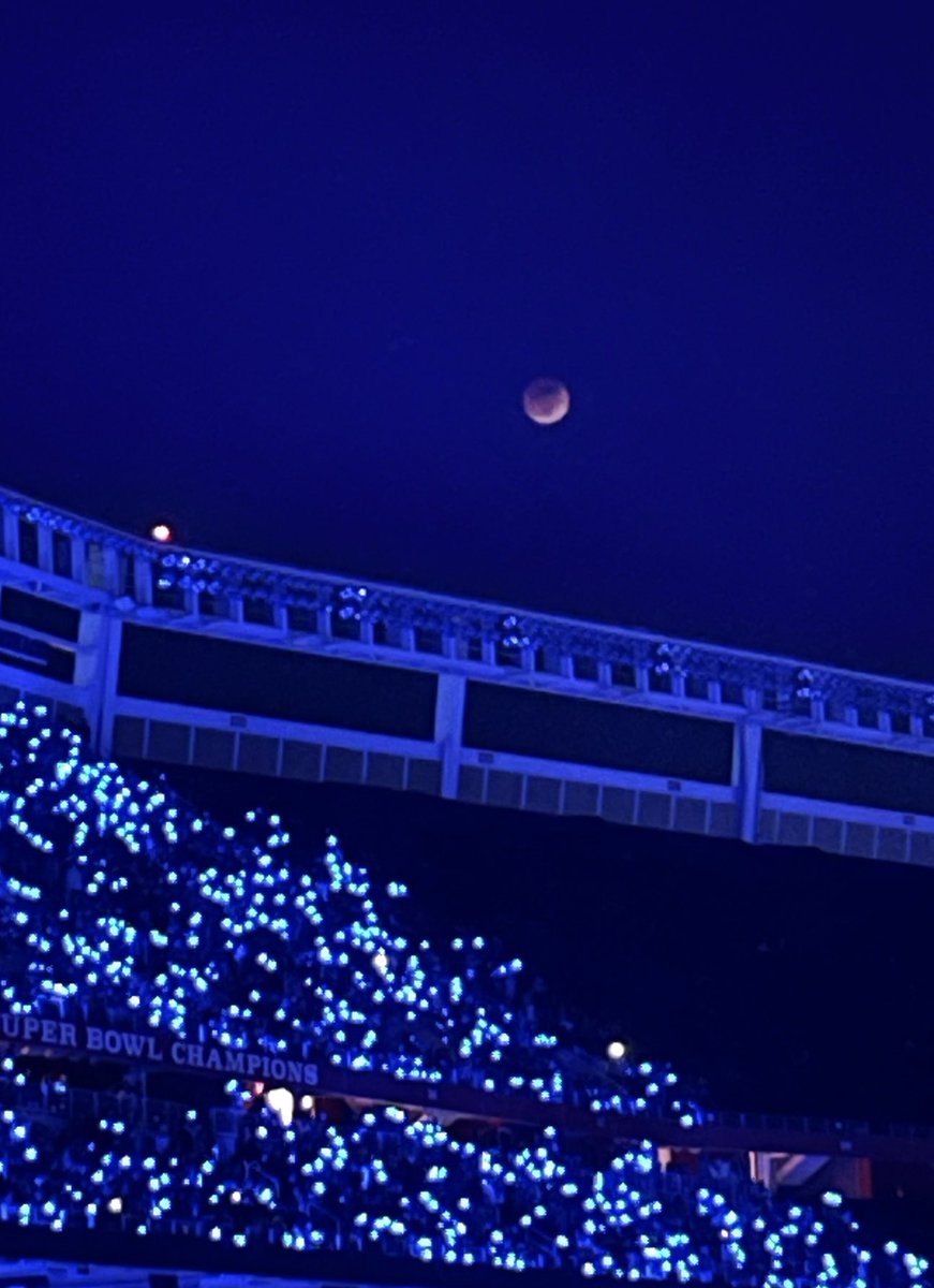 _rahulr's tweet photo. Last night was a stunning visual extravaganza!

Aliens on stage, 60K fans wearing dynamic light wrist  bands, fireworks actually leading to "a sky full of stars" falling down, and then a lunar eclipse!

w/ @KapurGayatri at #ColdplaySantaClara https://t.co/vjSAclcnC5