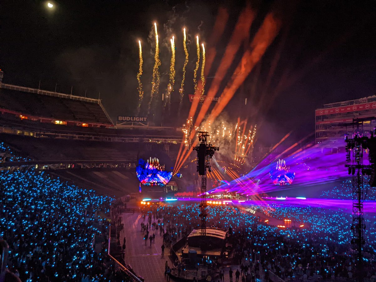 _rahulr's tweet photo. Last night was a stunning visual extravaganza!

Aliens on stage, 60K fans wearing dynamic light wrist  bands, fireworks actually leading to "a sky full of stars" falling down, and then a lunar eclipse!

w/ @KapurGayatri at #ColdplaySantaClara https://t.co/vjSAclcnC5