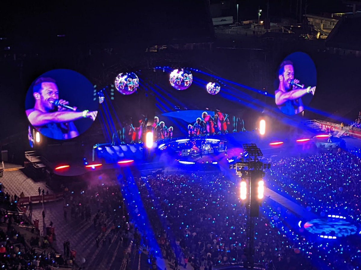 _rahulr's tweet photo. Last night was a stunning visual extravaganza!

Aliens on stage, 60K fans wearing dynamic light wrist  bands, fireworks actually leading to "a sky full of stars" falling down, and then a lunar eclipse!

w/ @KapurGayatri at #ColdplaySantaClara https://t.co/vjSAclcnC5