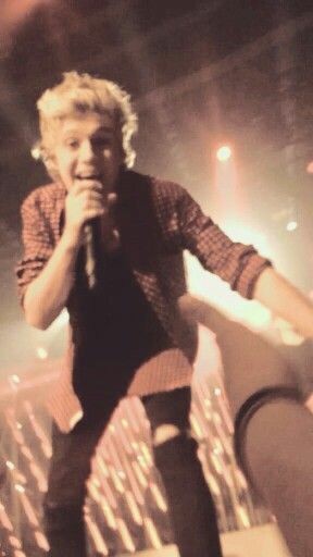 niallslover72's tweet photo. Blurry pics of Niall. Yes that's it BLURRY PICS OF NIALL HORAN.
#Nialler #NiallHoran #HoranDog
@NiallOfficial https://t.co/bRmcLWd68E