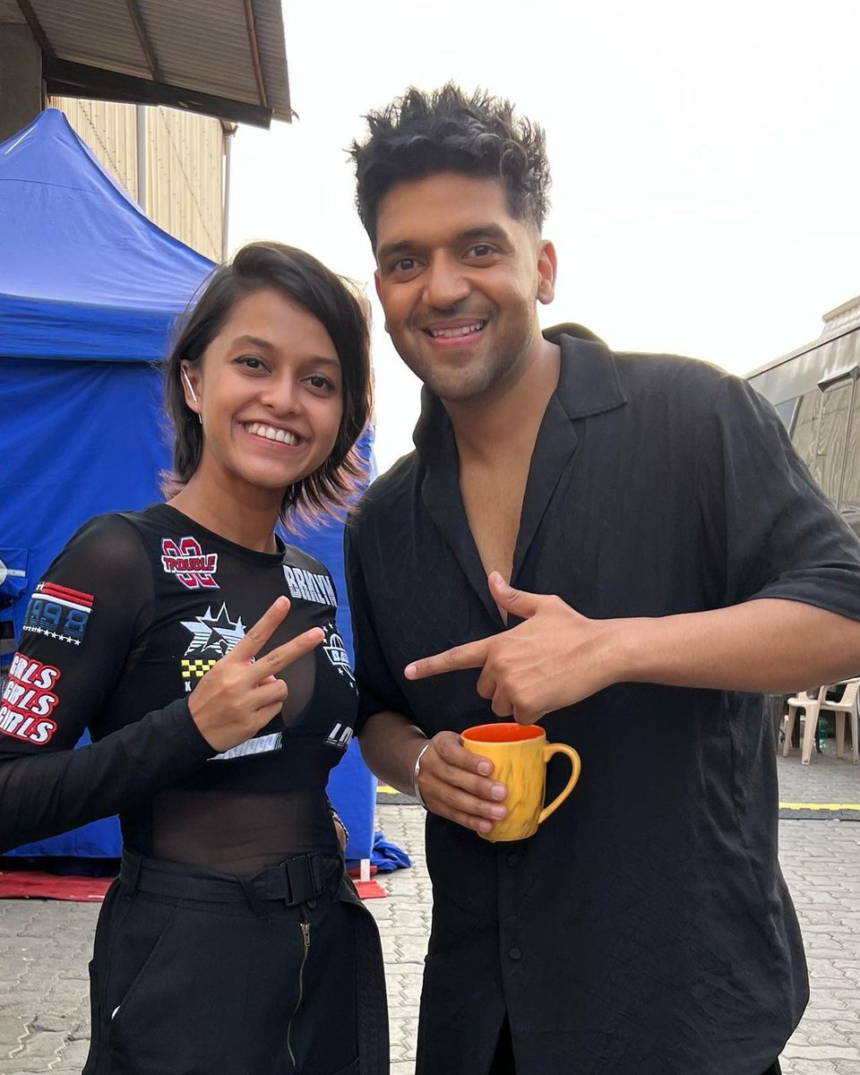 BollySpy's tweet photo. We Sense One Of The Biggest Collab On Its Way!๐ณ As @yohanimusic And @GuruOfficial Were Clicked Together๐โค๏ธ
#Yohani #GuruRandhawa #BiggestCollab https://t.co/MLxPaDnBQA