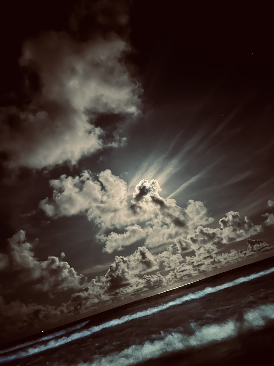 ansiacl's tweet photo. #modonoche #shotoniphone ✨✨✨ #luna #meditación #felicidad #calma #renacer #inhalar #exhalar #pranayama #bw #portodegalinhas #nordeste #brasil #enfoque #yoga #kundaliniyoga @EmbraturNews @VisitBrasil ✨✨✨ https://t.co/cERdlP1fcO